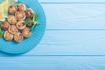 Fried scallops with lemon and salad