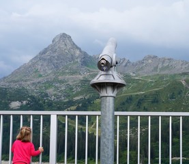 Aussichtspunkt mit Fernglas 