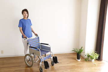 車椅子と女性 介護イメージ