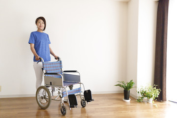 車椅子と女性 介護イメージ