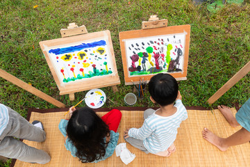Children are drawing lotus ponds
