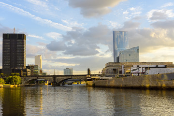 Fototapeta premium Philadelphia city skyline at sunset across Schuylkill river