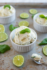 Zitronen Basilikum Eiscreme 