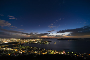 夜景　香川の観光スポット屋島山上からの高松市街並みと瀬戸内海の眺め2018年8月撮影