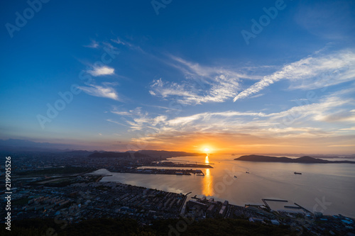 夕陽 香川の観光スポット屋島山上からの高松市街並みと瀬戸内海の眺め18年8月撮影 Wall Mural Kozo