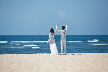 bride and groom couple on the ocean shore