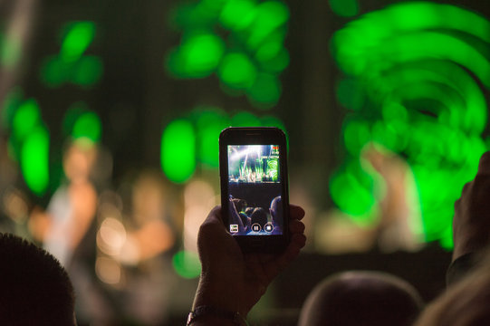 Video recording of the music concert on the smartphone