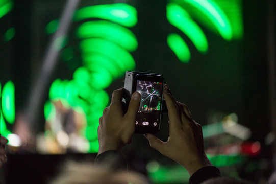 Video recording of the music concert on the smartphone