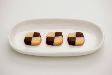 チョコレート バター クッキー ビスケット お皿 白背景