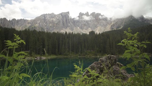 Vista general Lago di Carezza con monta&ntilde;as y nubes