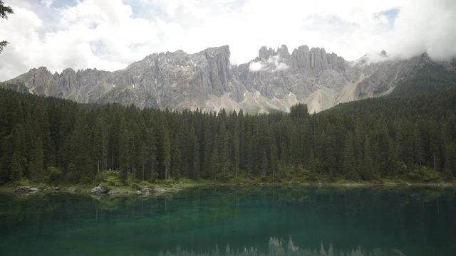 Vista general Lago di Carezza con monta&ntilde;as y nubes