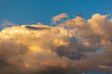 Obraz premium Beautiful clouds in the sky at sunset