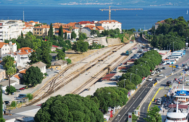 Blick auf den Bahnhof und die Altstadt in Split, Kroatien.