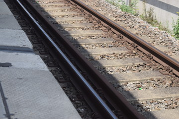 Gut ausgebautes Schienennetz und Gleis des Personennahverkehrs