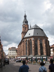 Fototapeta premium Heilig-Geist-Kirche in Heidelberg mit Souvenirbuden