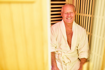 Glücklicher Senior entspannt in einer Sauna