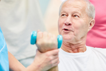 Senior Mann macht eine Übung mit Hanteln
