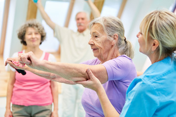 Senior Frau macht Übung mit Elastikband