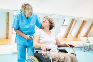 Obraz premium Pflegekraft kümmert sich um eine Senior Frau