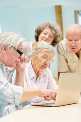 Senioren Gruppe arbeitet konzentriert mit Laptop