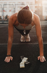 Fototapeta premium dziewczyna sportowa push-up