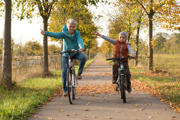 Oma und enkel fahren Fahrrad im herbst