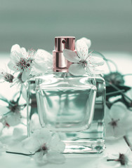 Women's hand spray perfume.