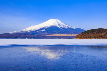 夜明けの富士山、山梨県山中湖にて