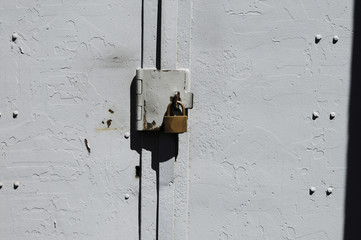 古いドアの南京錠