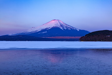 Obraz premium 夜明けの富士山、山梨県山中湖にて