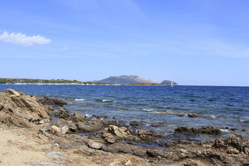 Vista Tavolara da spiaggia presso Golfo Aranci, Sardegna, Italia