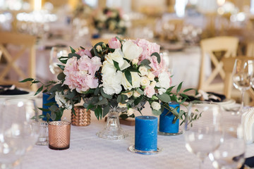 Obraz na płótnie Canvas Elegant composition from fresh flowers on a wedding table