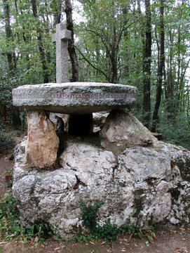 Autel du chemin de croix &eacute;rig&eacute; dans Le Bois du Moulin-aux-Ch&egrave;vres, &agrave; Nueil-les-Aubiers