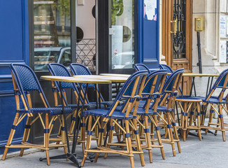 Fototapeta na wymiar Tables outdoors in the parisian restaurant
