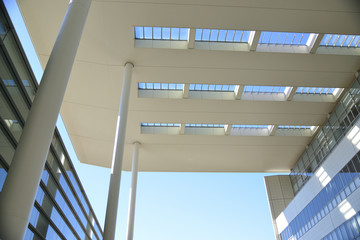 Fototapeta premium 窓がついた天井と、それを支える柱