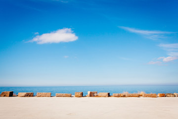 havshorisont bakgrund med blå himmel i klart väder med horisontella linjer av sten och havshorisont