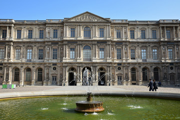 Fontaine de la cour Carrée du Louvre à Paris, France