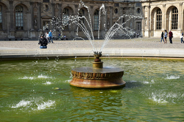 Fontaine cour carrée du Louvre à Paris, France