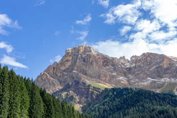cime di montagna con la neve
