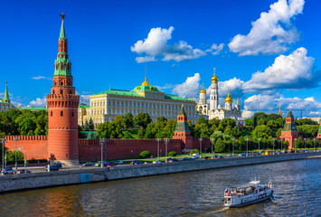 Kremlin van Moskou, de dijk van het Kremlin en de rivier de Moskou in Moskou, Rusland. Architectuur en herkenningspunt van Moskou