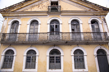 Obraz premium Facade of a colonial historic building in center of Iguape, south coast of Sao Paulo State