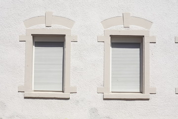 Fenster mit heruntergezogenen Rolläden