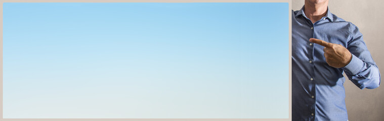 uomo che indica un pannello