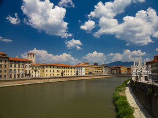 Fototapeta na wymiar Rio Arno y la iglésia de Santa Maria della Spina a su paso por Pisa