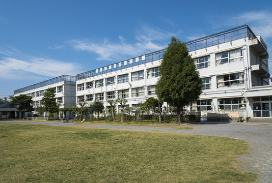 学校の校舎（3階建て）