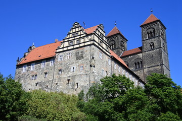 Fototapeta na wymiar Der Schlossberg mit Stiftskirche St. Servatii in Quedlinburg