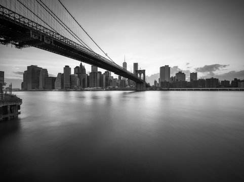 Fototapeta Brooklyn Bridge in New York City in Schwarz Weiss