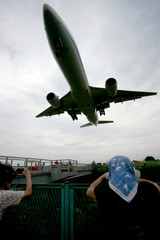 空港へ降りてくる飛行機