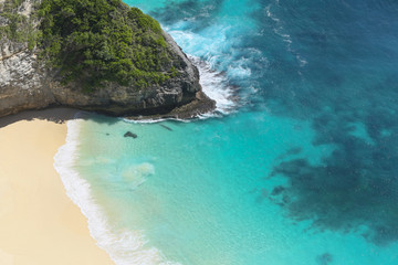 Fototapeta premium Waves hits the shoreline with white sands at Klingking Beach, Nusa Penida, Bali