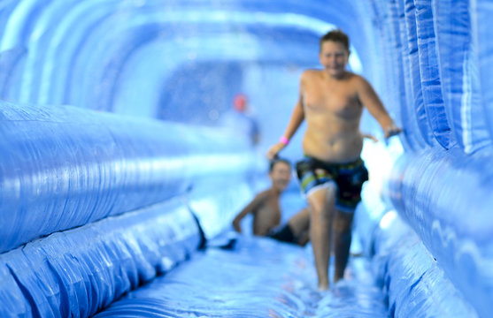 bambino in un parco divertimento